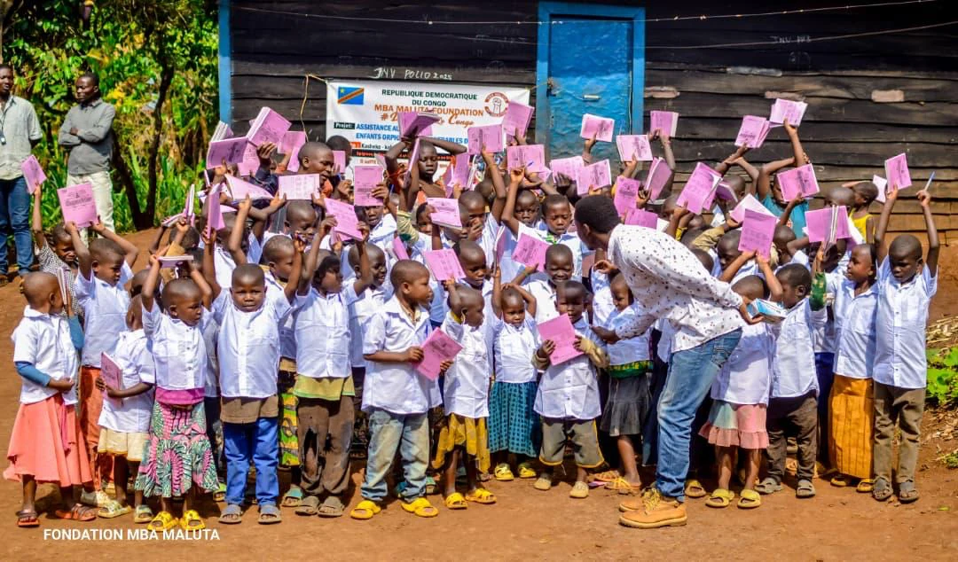 Crianças reunidas durante a ação da MBA Maluta Foundation em Bukavu