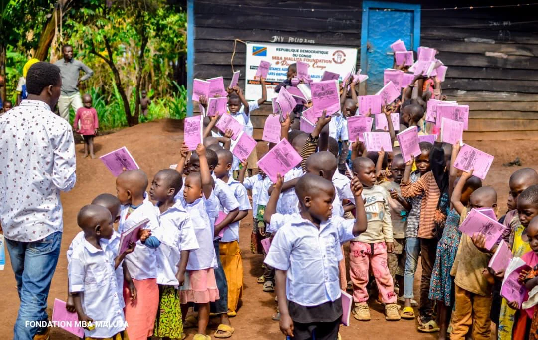 Crianças com cadernos durante a ação em Bukavu