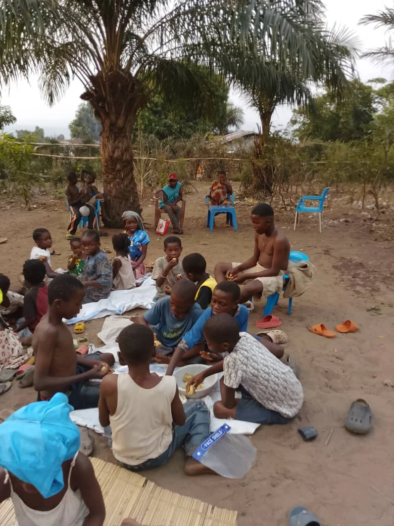 Crianças reunidas durante a quinta obra da MBA Maluta Foundation no bairro de Bumbu, em Kinshasa