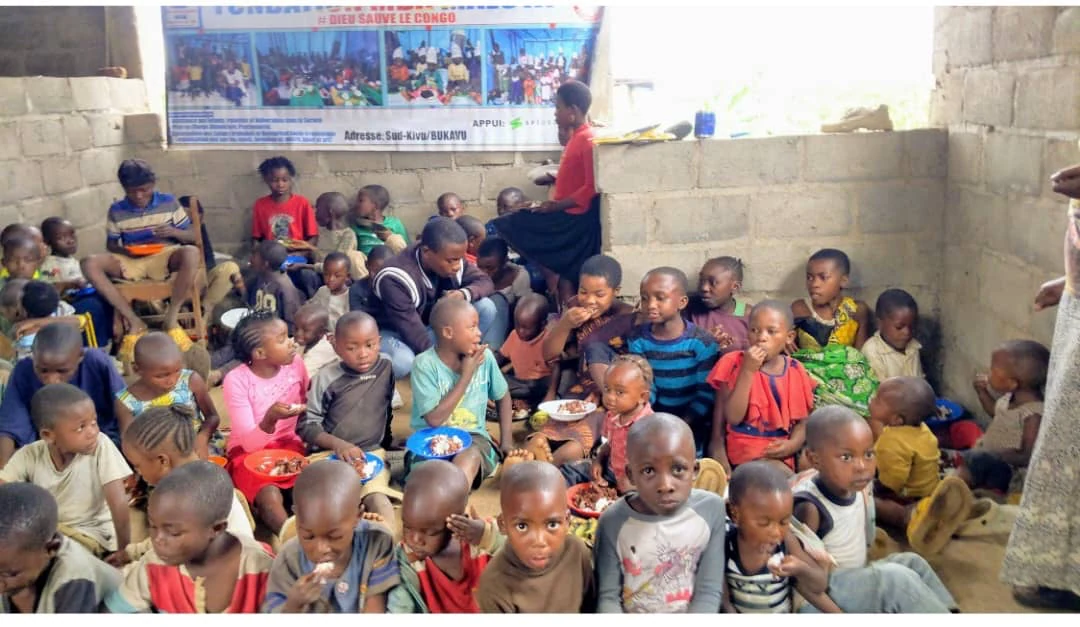 Crianças reunidas durante a ação de alimentação em Goma