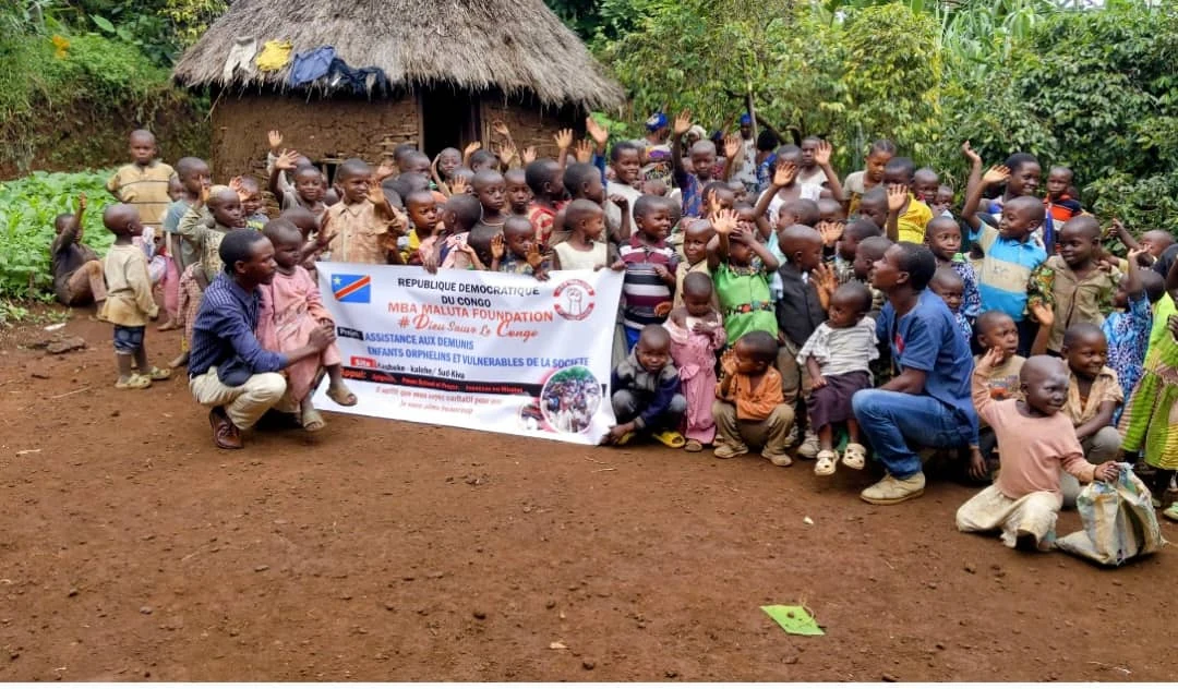 Grupo de crianças e equipe da fundação na aldeia de Kahele-Kasheke