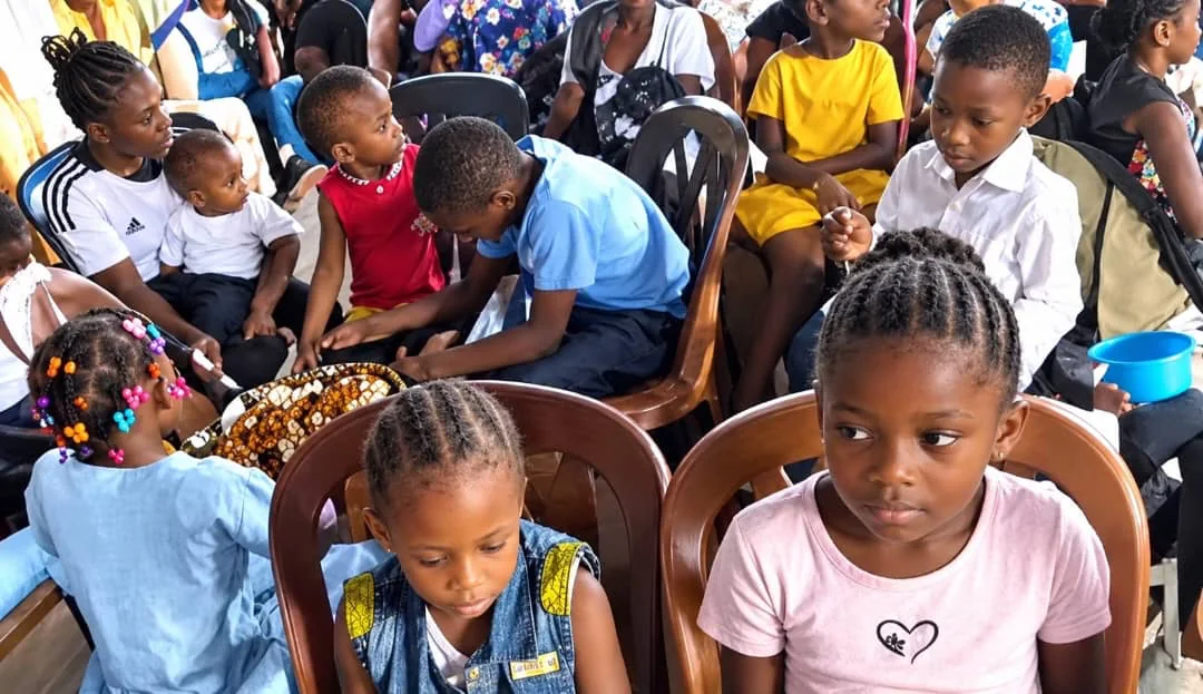 Crianças reunidas durante a obra número 16 da MBA Maluta Foundation em Kasavubu-Kinshasa