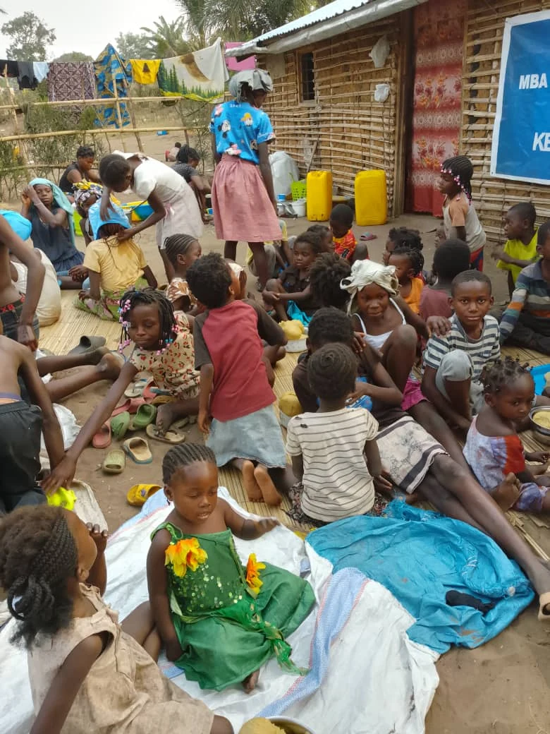 Crianças participando da quarta obra em Kenge-Kwango