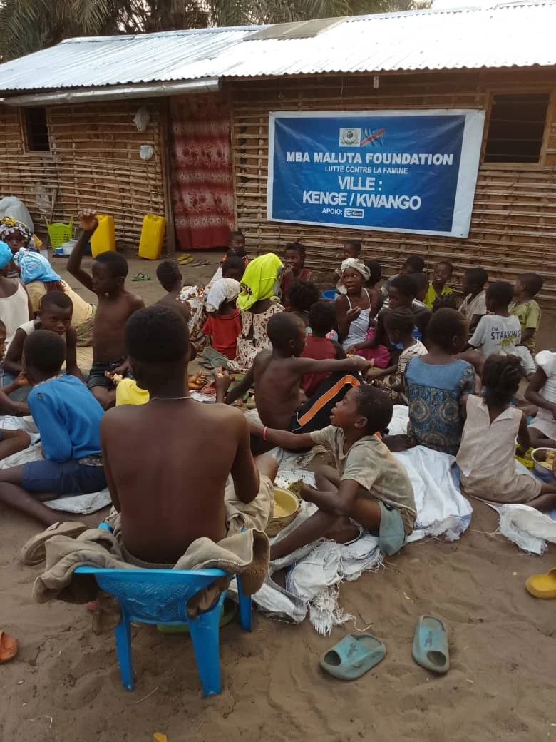 Momento de convivência e alimentação em Kenge-Kwango