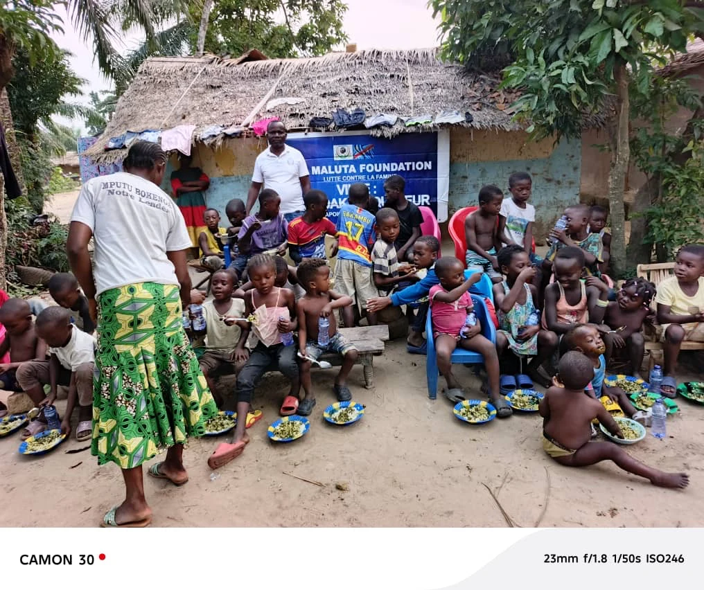 Crianças reunidas durante a obra número 11 da MBA Maluta Foundation em Kikwiti-Kwilu