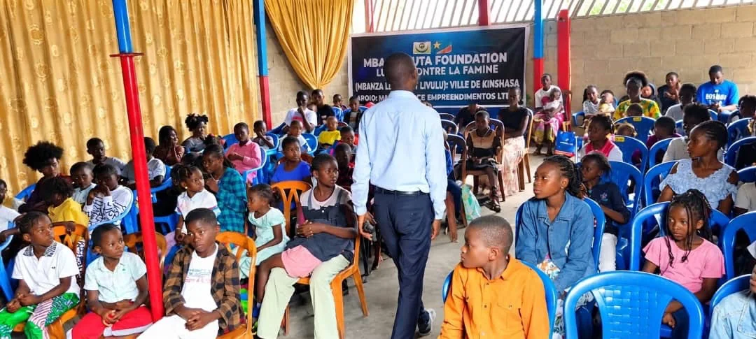Crianças reunidas durante a obra número 17 da MBA Maluta Foundation em Livulu / Mbanza Lemba-Kinshasa