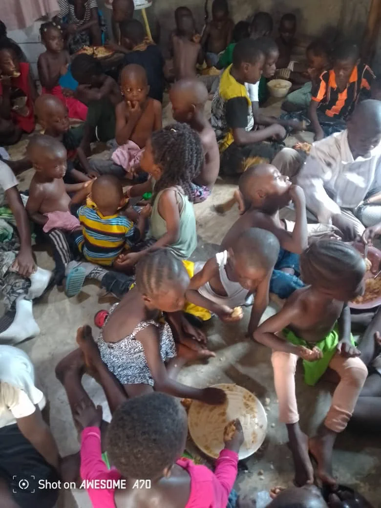 Crianças reunidas durante a obra número 13 da MBA Maluta Foundation em Masina Mapela-Kinshasa