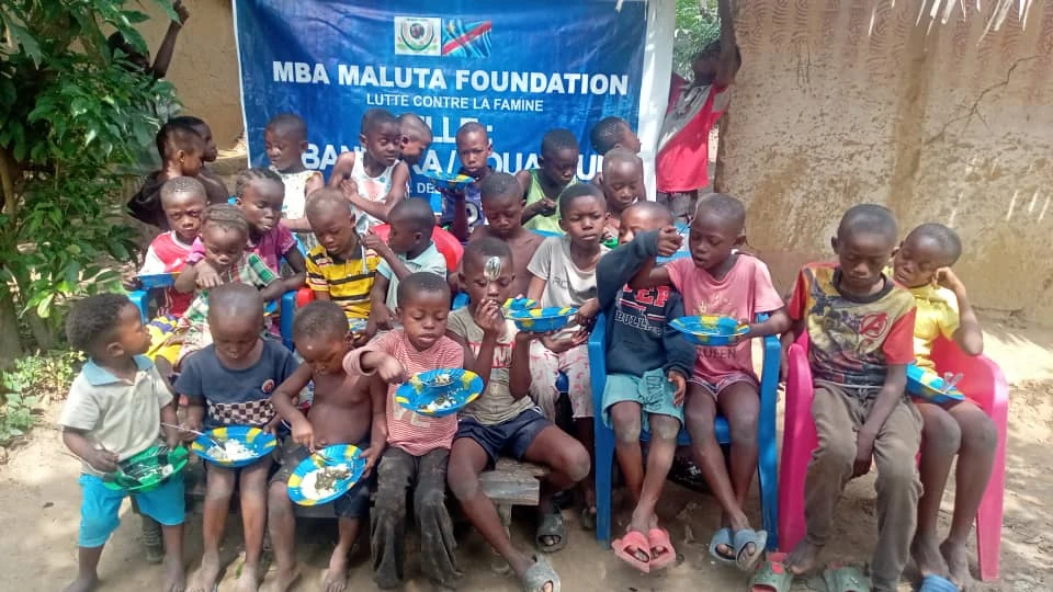 Crianças reunidas durante a oitava obra da MBA Maluta Foundation na cidade de Mbandaka, em Équateur