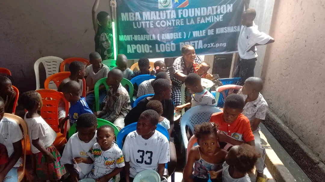 Crianças reunidas durante a sétima obra da MBA Maluta Foundation no bairro de Mongafula, em Kinshasa