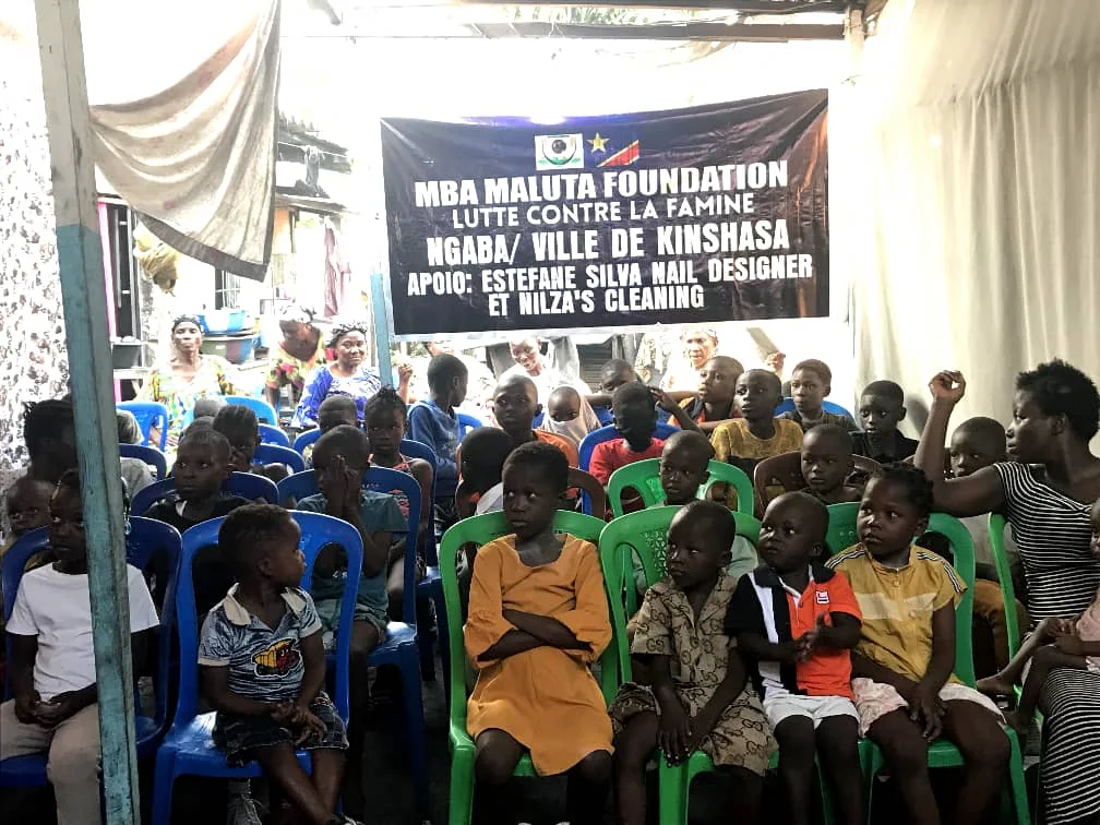 Crianças reunidas durante a obra número 12 da MBA Maluta Foundation em Ngaba-Kinshasa