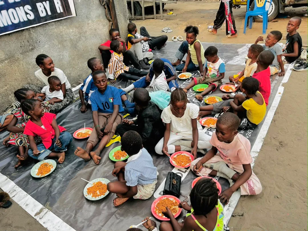 Crianças reunidas durante a obra número 14 da MBA Maluta Foundation em Selembao-Kinshasa